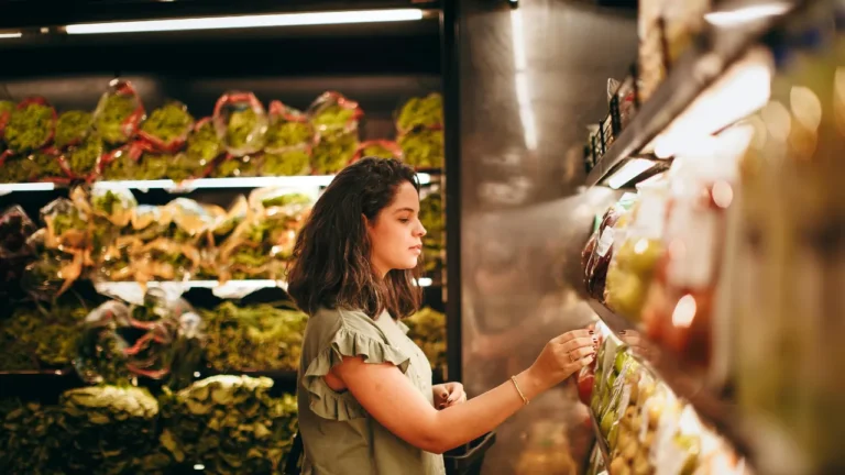 Até que horas fica aberto o supermercado aqui perto