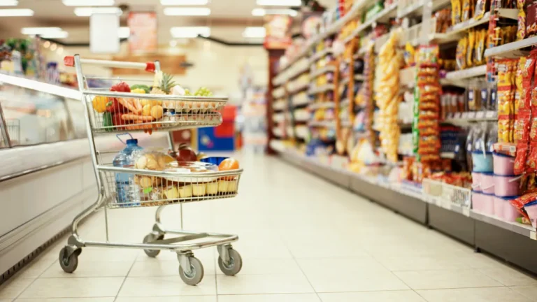Até que horas fica aberto o supermercado mais próximo hoje?