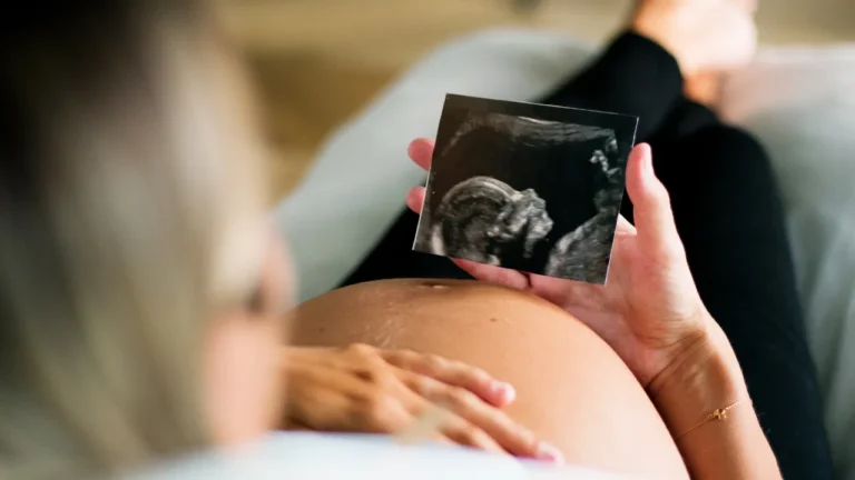 Com quantas semanas o bebê fica acima do umbigo